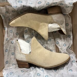 Charleston Shoe Company Women’s Aiken Ankle Boots in Sand/Cream